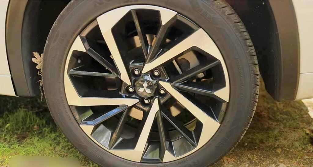 2023 Mitsubishi Outlander PHEV brake system